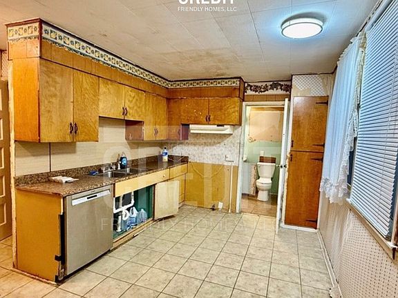 5th image of 644 W Division St