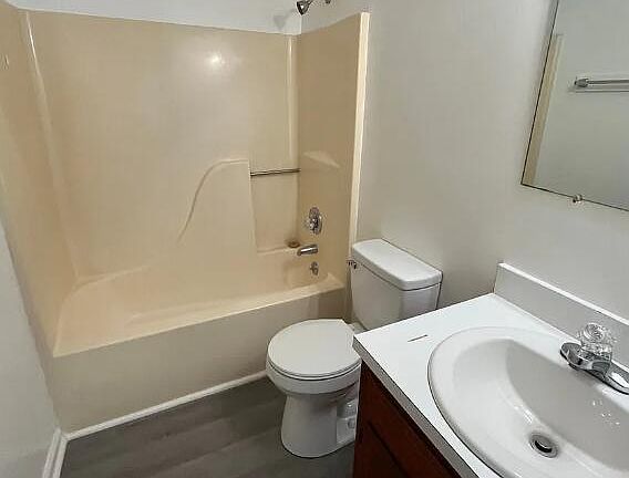 3rd image of 911 Palace Ct