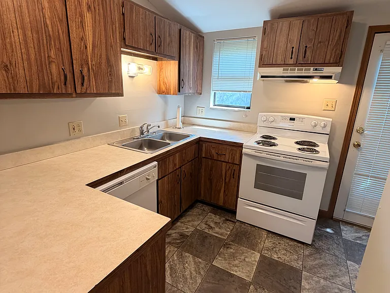 900 Shelley Ct #D — Photo 2