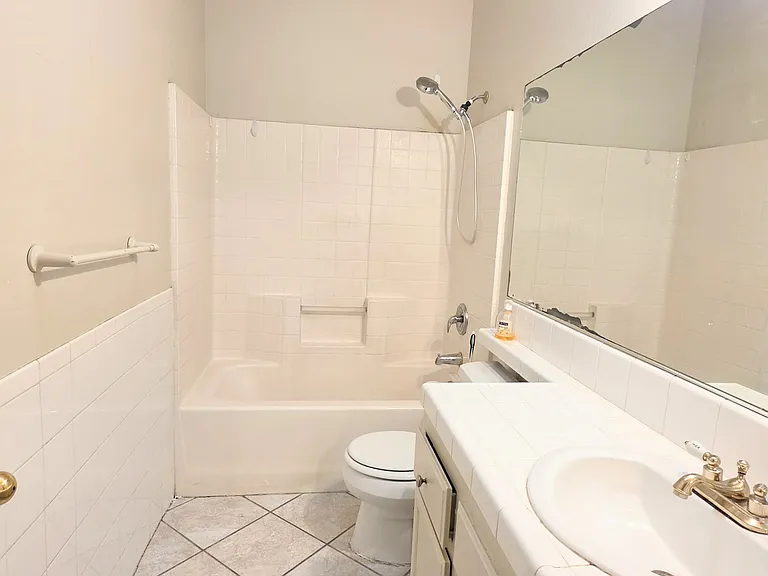 511 Lewisham St — Photo 13
