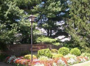 31 Meadow Ct, Huntington Station, NY 11746