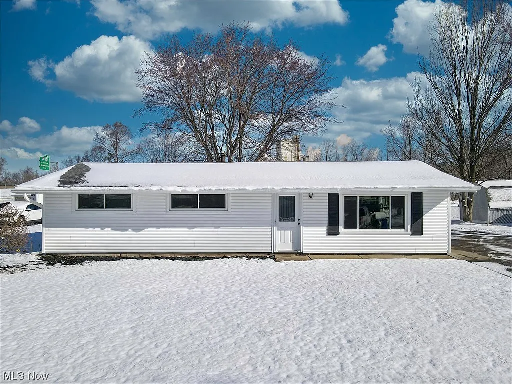 1445 Pike Pkwy photo 1
