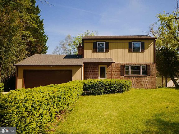 4th image of 910 Hill Ln
