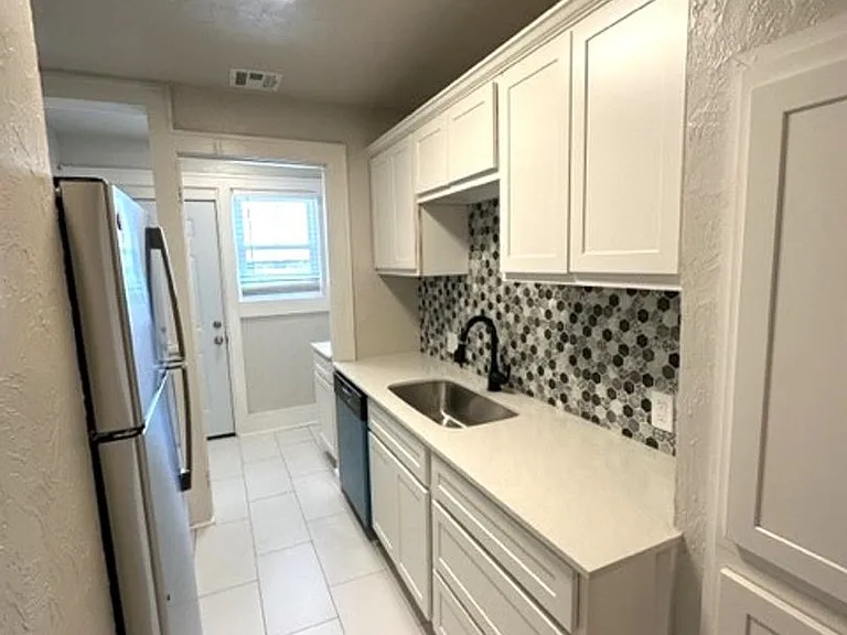 2907 NW 19th St — Photo 8