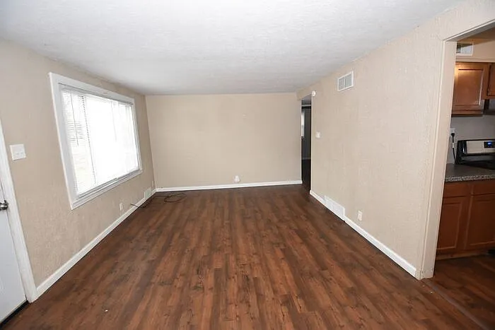 1326 Eastbrook Dr — Photo 3