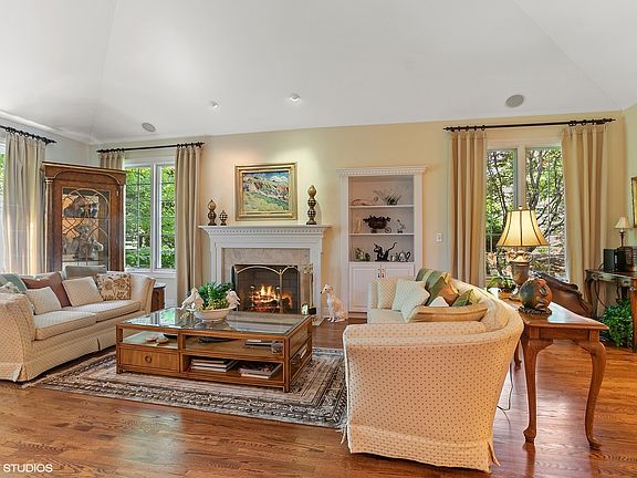 5th image of 442 Fox Meadow Dr