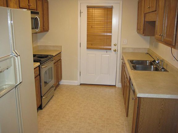 3rd image of 120 Country River Dr
