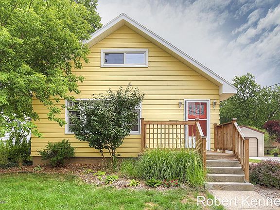 2nd image of 1022 Beechwood St NE