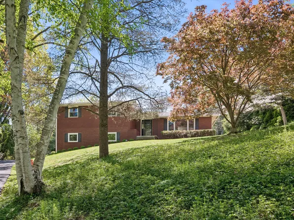 774 Robinhood Rd, Bryn Mawr, PA 19010