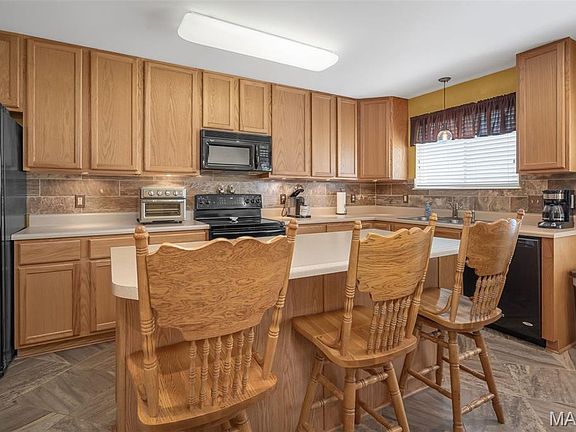 4th image of 226 Charging Bear Dr