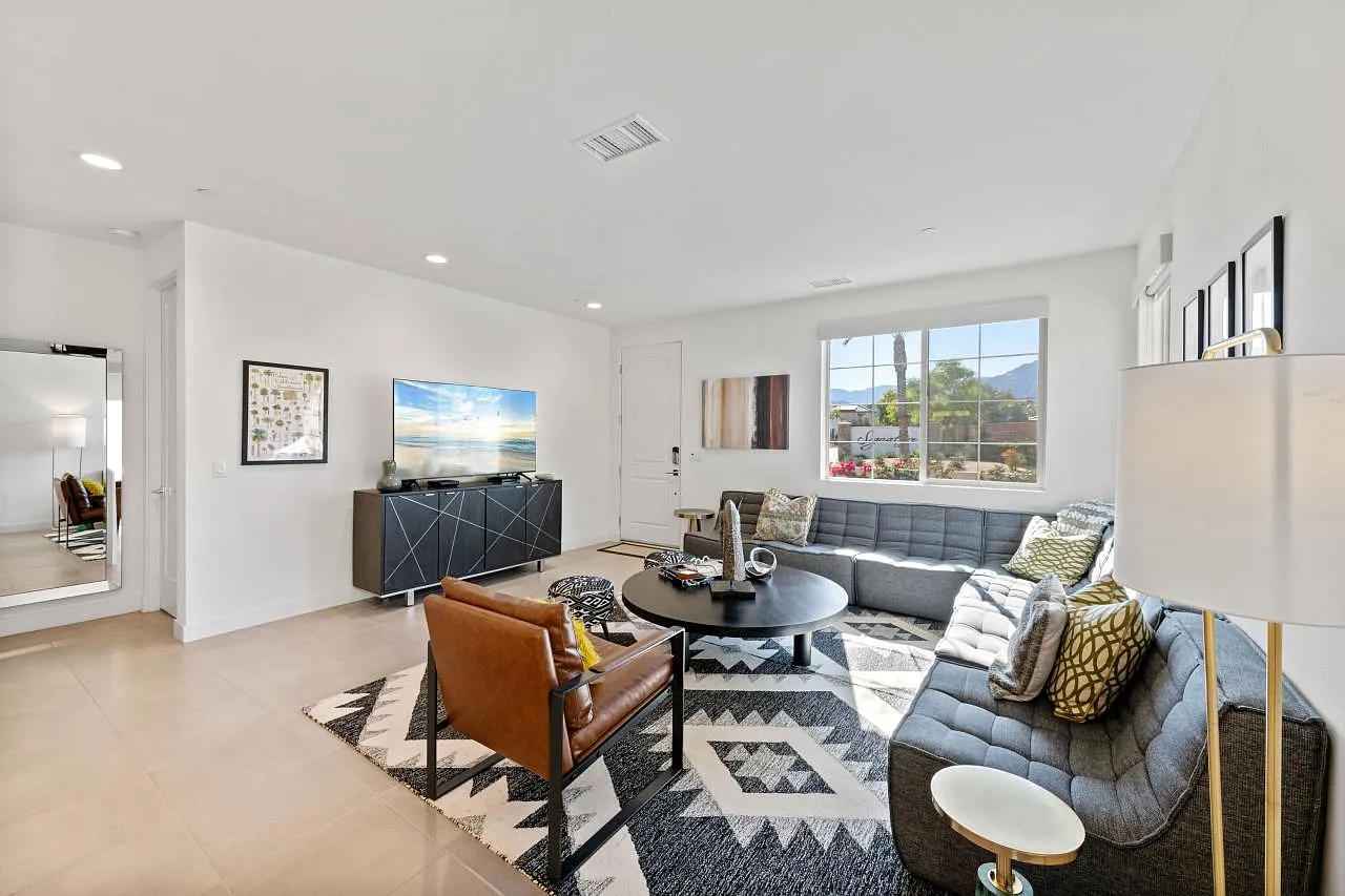 3 bed, 2.5 bath, 1960 sqft, $4,500 — Photo 3