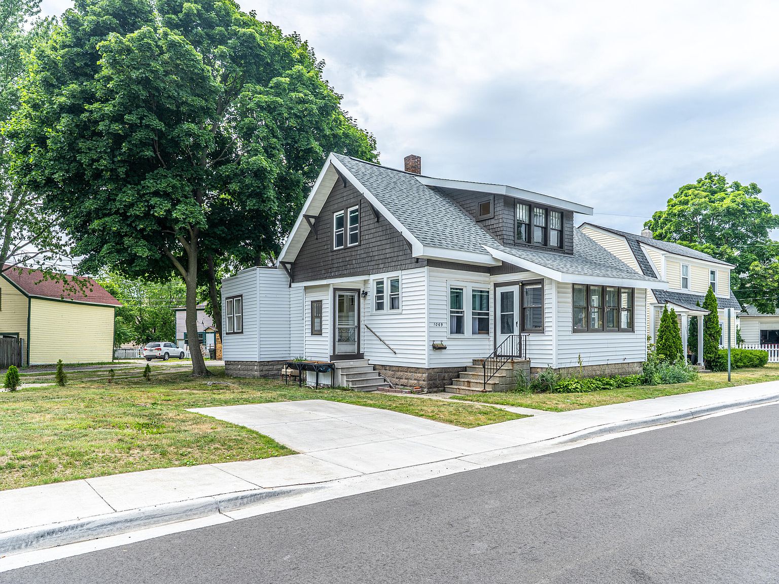 1069 2nd St, Muskegon, MI 49440 | Zillow