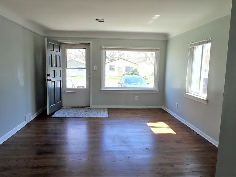327 Kensington Ave — Photo 3