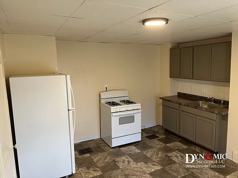 612 W 11th St | Tenant Pays Electric Only — Photo 3