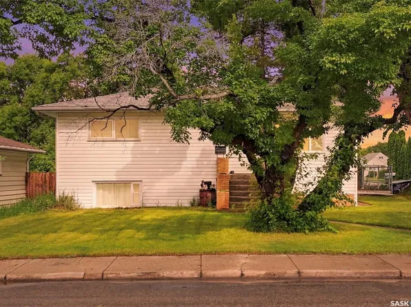 302 U AVENUE N, Saskatoon, SK S7L 3C7