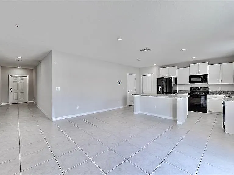 4 bed, 2.5 bath, 2589 sqft, $2,600 — Photo 4