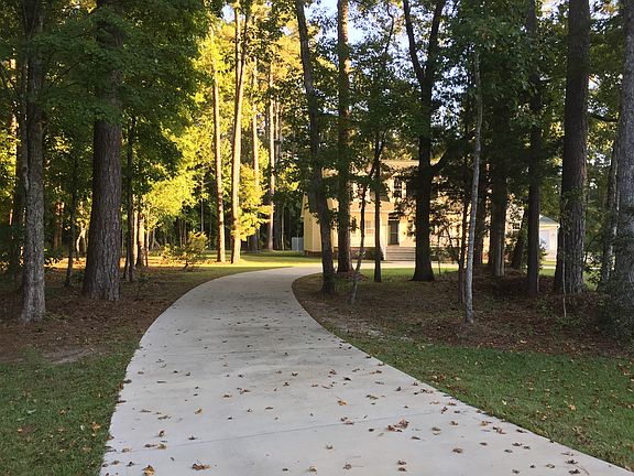 Semi-circular driveway