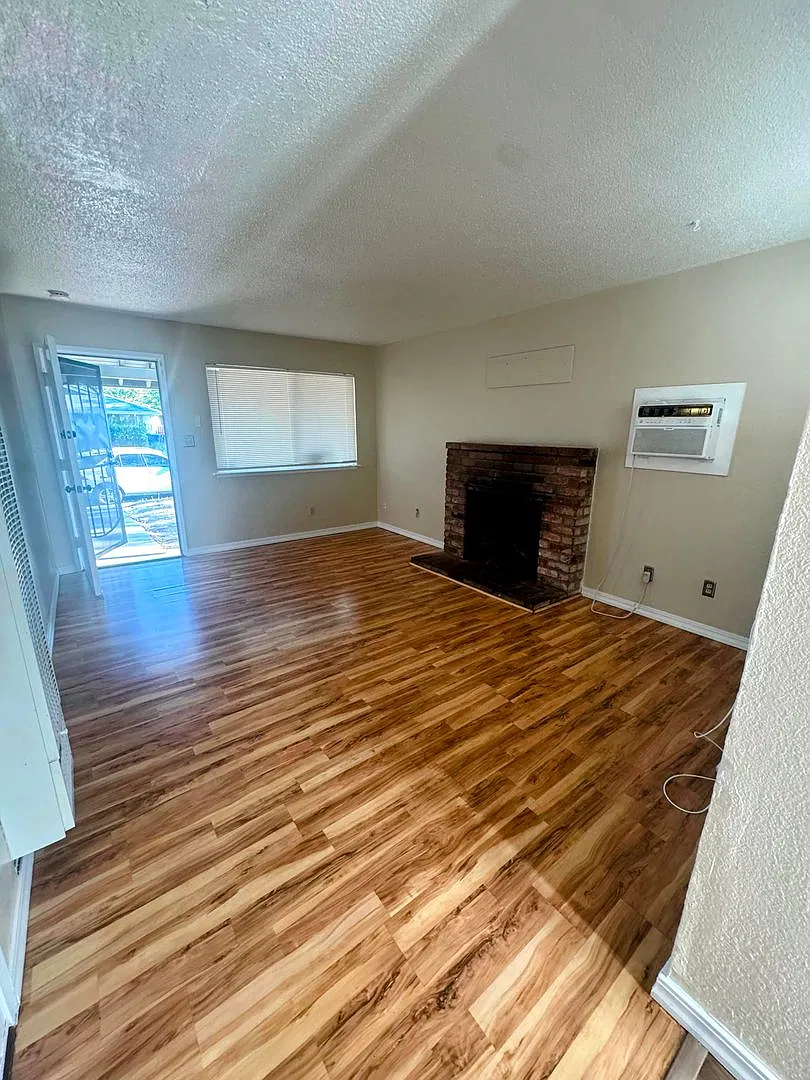 2 bedroom for Rent-New Interior Paint, Attached Garage — Photo 2