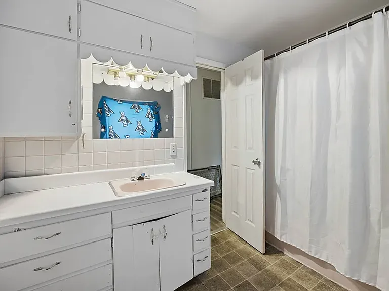 304 W 7th St — Photo 10