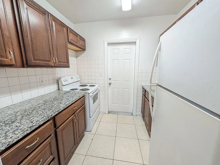 2830 Fillmore St — Photo 6