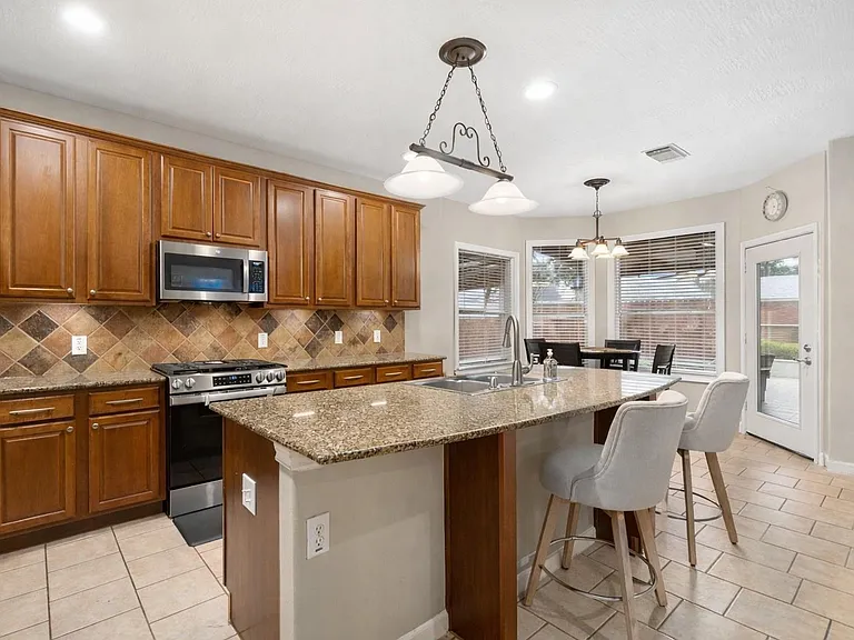 24647 Hampton Lakes Dr — Photo 10