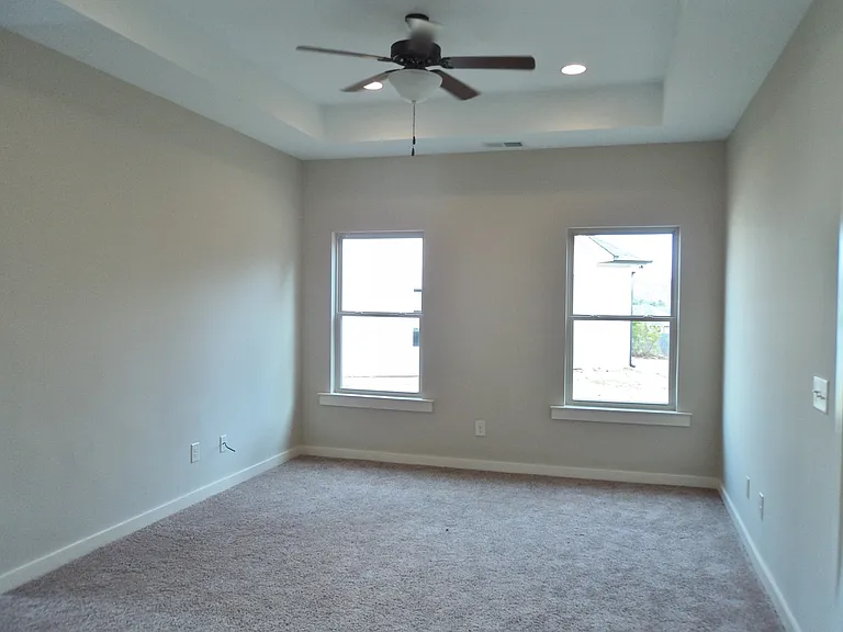 435 Hathaway Ln — Photo 5