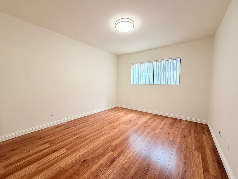 1043 Winchester Ave — Photo 8