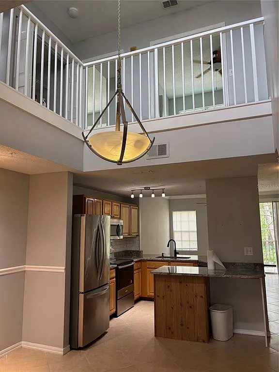 3 bed, 2.0 bath, 1615 sqft, $2,300 — Photo 3