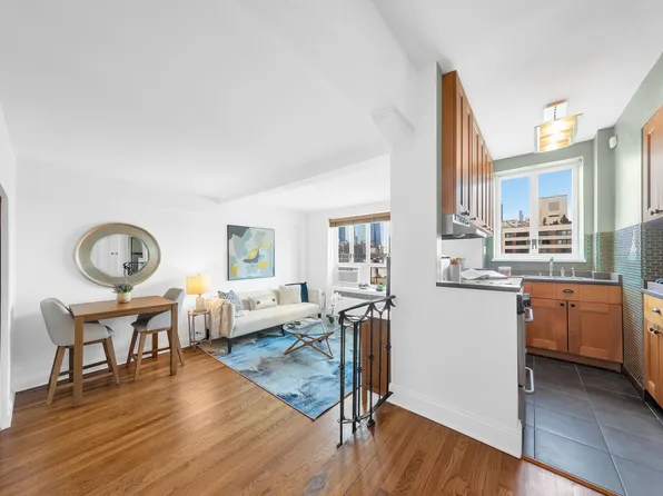 200 West 20th Street image 1 of 10