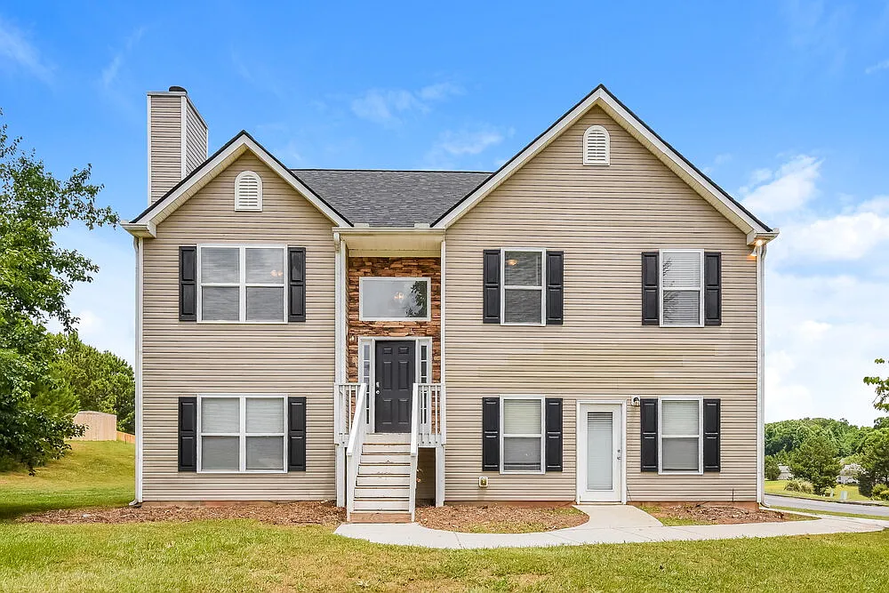 4 bed, 3.0 bath, 2700 sqft, $2,210 — Photo 1
