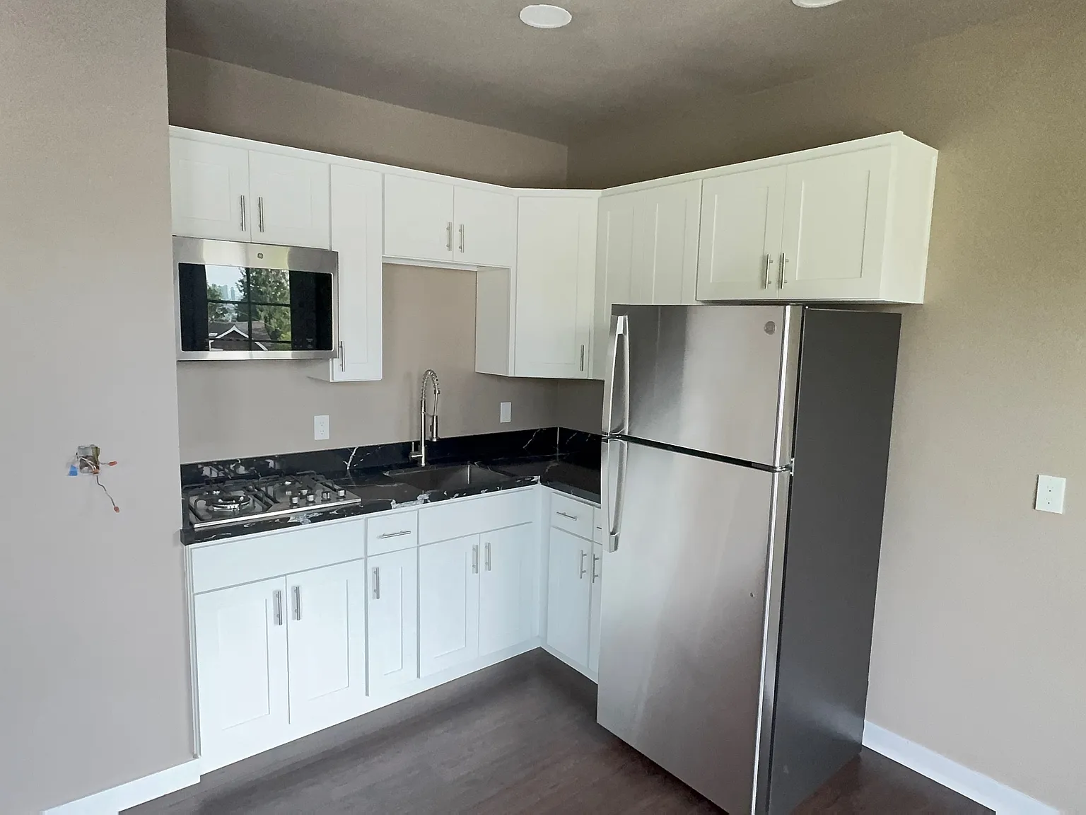 2 bed, 950 sqft, $2,200 — Photo 2