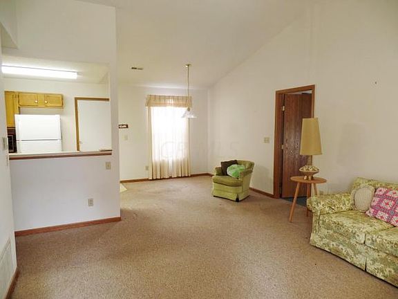 3rd image of 1373 Hillview Cir W