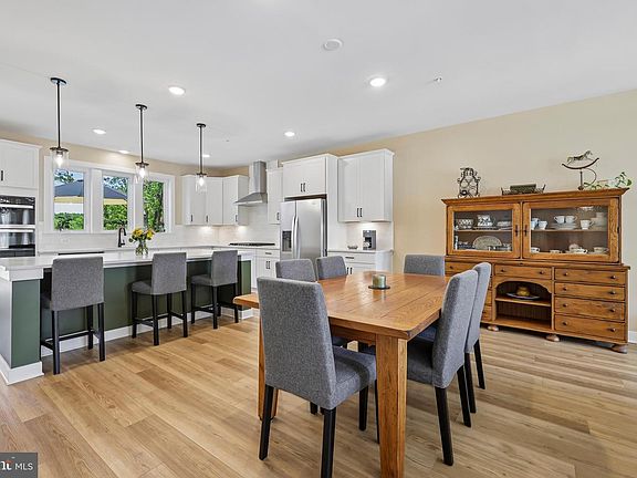 3rd image of 1120 Crested Wood Dr