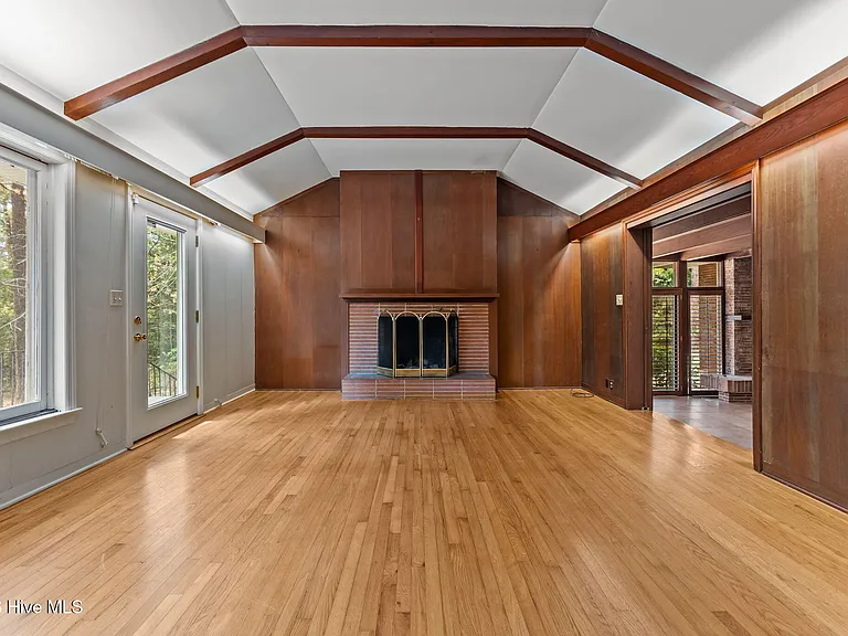 225 Arbutus Rd — Photo 8