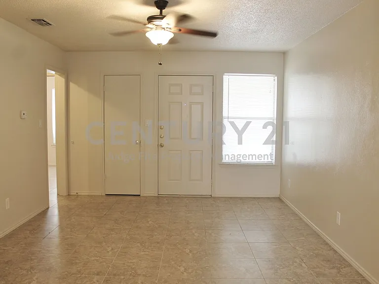 1104 Curtis Dr — Photo 2