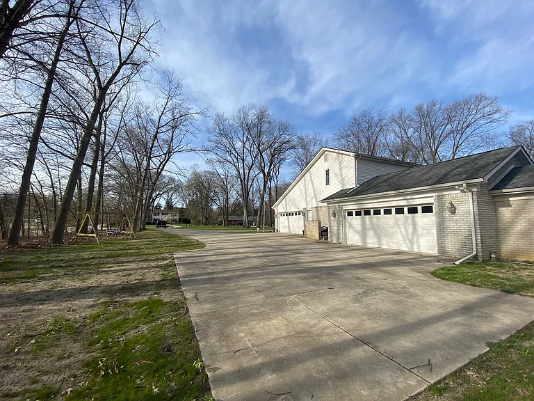 4077 Lincoln Dr — Photo 3