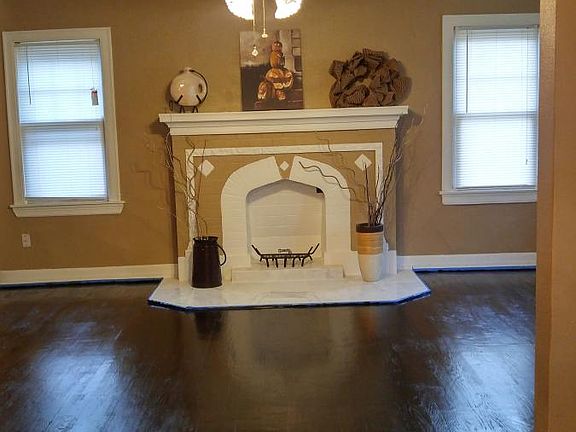 dining room looking into livingroom