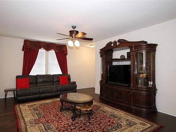4th image of 2713 Elderberry Ln