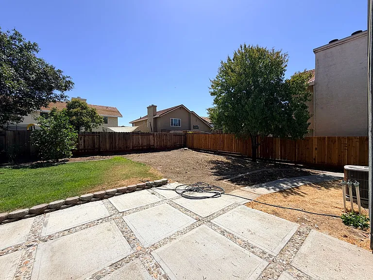 937 Neal St — Photo 37