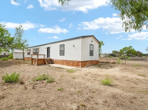 1102 MAGNOLIA ST, Jourdanton, TX 78026