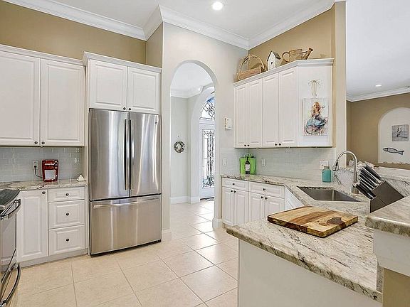 4th image of 880 S Joy Cir