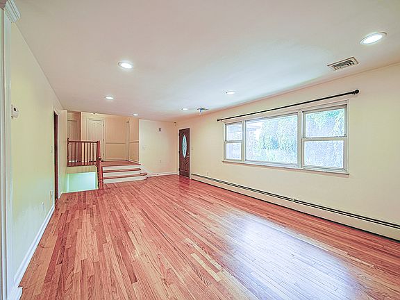 4th image of 20 Shetland Ln #1