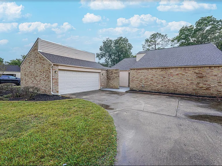 2306 Wallingford Dr — Photo 2