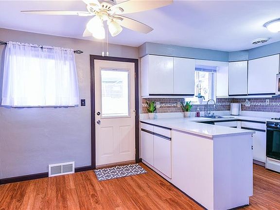 3rd image of 712 Heartwood Dr