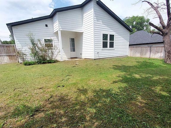 2nd image of 2604 Flora Ln