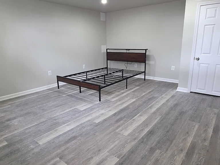 562 Walton Ave — Photo 7