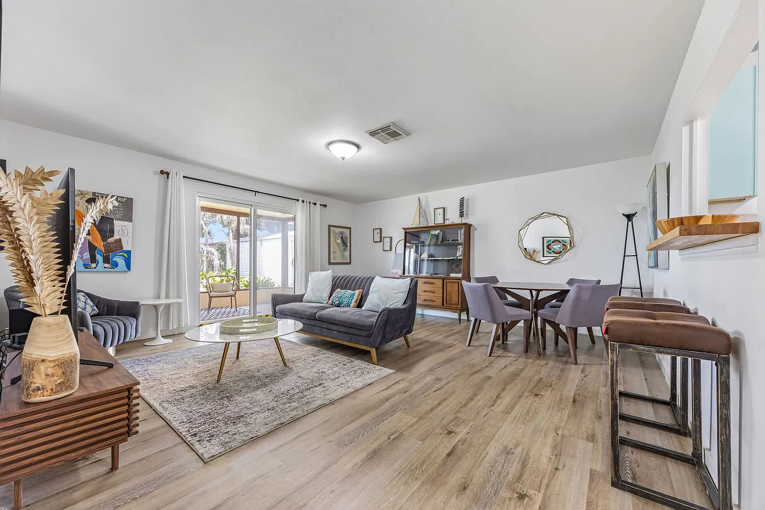 3 bed, 2.0 bath, 1237 sqft, $2,677 — Photo 2