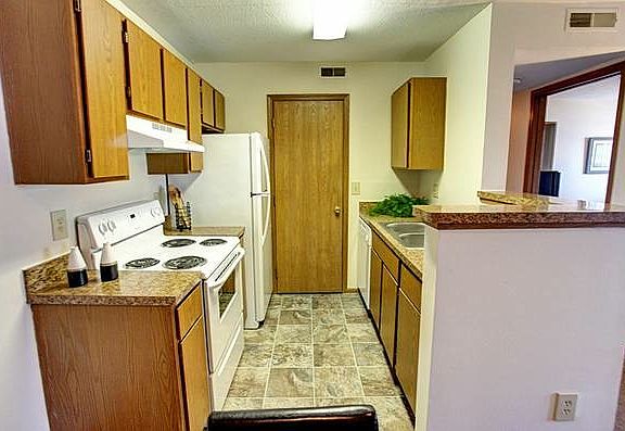 5th image of 1440 Gateway Lakes Dr N #1440