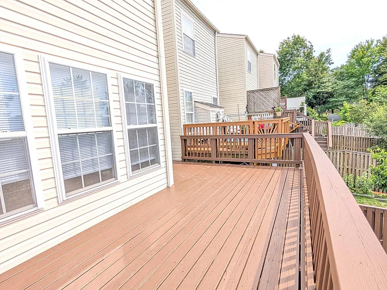 211 Shirley Sq SE — Photo 34