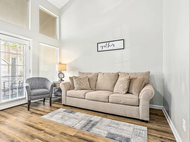 1016B Stonegate Dr — Photo 3